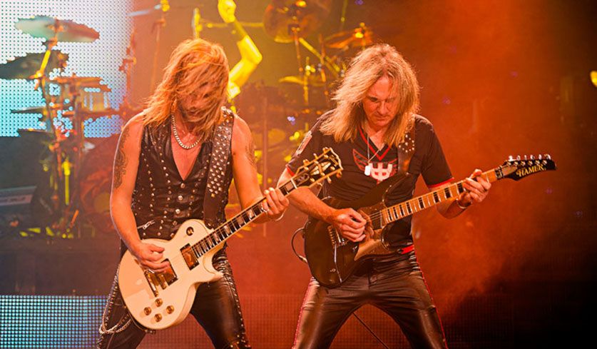 Livefoto der Judas Priest-Gitarristen Richie Faulkner und Glenn Tipton aus dem Jahr 2016.