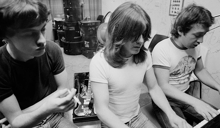 Foto von George, Angus und Malcolm Young von Philip Morris.