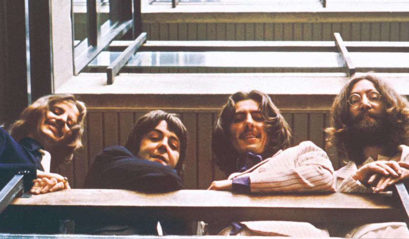Ausschnitt aus dem Cover des blauen Albums der Beatles.