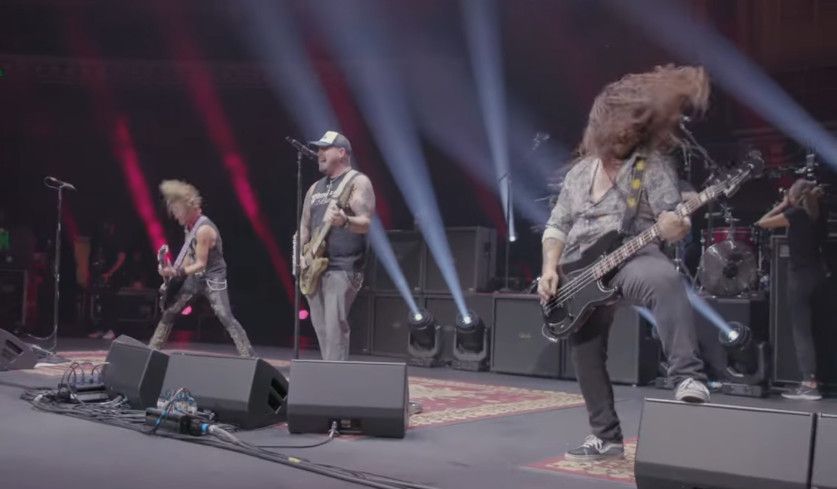 Screenshot aus dem Video zu "Again" vom Black Stone Cherry-Livealbum "Live At Royal Albert Hall... Y'all".
