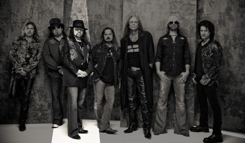 Bandfoto von Lynyrd Skynyrd mit hervorgehobenem Gary Rossington.