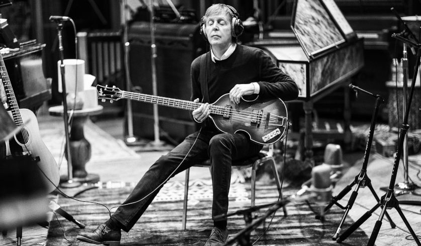 Paul McCartney mit Höfner-Bass im Jahr 2018 (bereitgestellt von Universal Music).