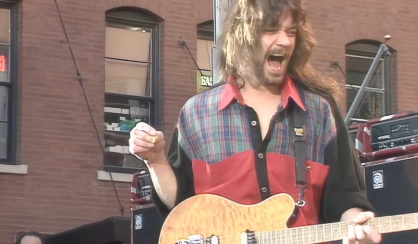Screenshot von Eddie van Halen aus dem Video "Van Halen - Poundcake (Live at the West End Marketplace, Dallas, TX, 12/4/1991) [Official Video]"