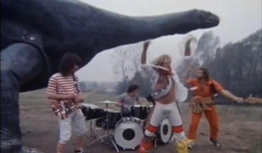 Screenshot des Van Halen-Videos zu "Is This Love" aus einem italienischen Dinopark.