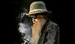 Billy Gibbons hat ein Performance-Video zu seiner Solonummer ›Missin' Yo' Kissin'‹ veröffentlicht. Entstanden ist es 2018 während des Konzertes seiner Band im texanischen San Antonio.