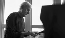 Foto von Bruce Hornsby aus dem Jahr 2026 von David McClister (bereitgestellt von Oktober Promotion).