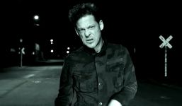 Screenshot von Jason Newsted aus dem Video "NEWSTED - ...As The Crow Flies OFFICIAL VIDEO".