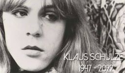 Foto von Klaus Schulze mit der Aufschrift "Klaus Schulze 1947-2022".