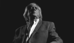Screenshot von Mike Vernon aus dem Video "MIKE VERNON & THE MIGHTY COMBO (ES) – COME ON HOME del álbum A LITTLE BIT MORE."
