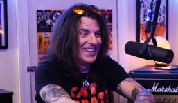 Screenshot von Rachel Bolan aus dem Video "DE Exclusive Interview: Rock Tales and Cocktails with Skid Row's Rachel Bolan".