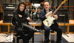 Foto von Steve Hackett und Steve Rothery aus dem Jahr 2026 von Anne-Marie Forker. (bereitgestellt von Oktober Promotion).
