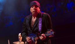 Screenshot von Steven Van Zandt von der E Street Band aus dem Jahr 2025 aus dem Video " DE                                                                                                                                 Bruce Springsteen - Land of Hope and Dreams (Manchester May 14, 2025 [Official Live Video])".