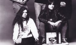 Ausschnitt eines PR-Fotos von Tesla aus dem Jahr 1991 mit Tommy Skeoch und Brian Wheat.