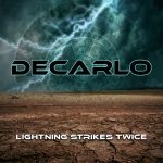 Im Hintergrund ist eine Brachebene zu sehen, die in einen dunklen Himmel übergeht, auf dem ein Blitz zu sehen ist. Darauf steht in schwarzer Schrift "DeCarlo", am unteren Bildrand in weiß der Albumtitel "Lightning Strikes Twice".