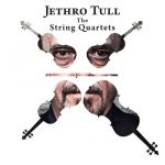 Eins muss man Ian Anderson lassen: Es fällt ihm immer etwas Neues ein, um dem respektablen Jethro Tull-Repertoire einen neuen kreativen Funken einzuhauchen. Die Idee hinter diesem Werk ist in der Theorie bestechend. Man inszeniere die Songs für zwei Violinen, Viola und Cello, füge hie und da noch Flöte und Mandoline hinzu, und schon hört der Fan Vertrautes in einem neuen akustischen Kontext. Arrangiert hat Keyboarder John O’Hara diese 12 Stücke mit dem Anspruch, mehr als bloß Instrumente umzuverteilen. Bei 