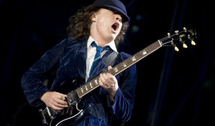 Livefoto von Angus Young aus dem Jahr 2012 von C. Taylor Crothers (bereitgestellt von Inside Sony Music).